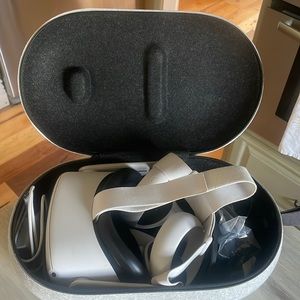 Oculus Meta Quest 2 includes case